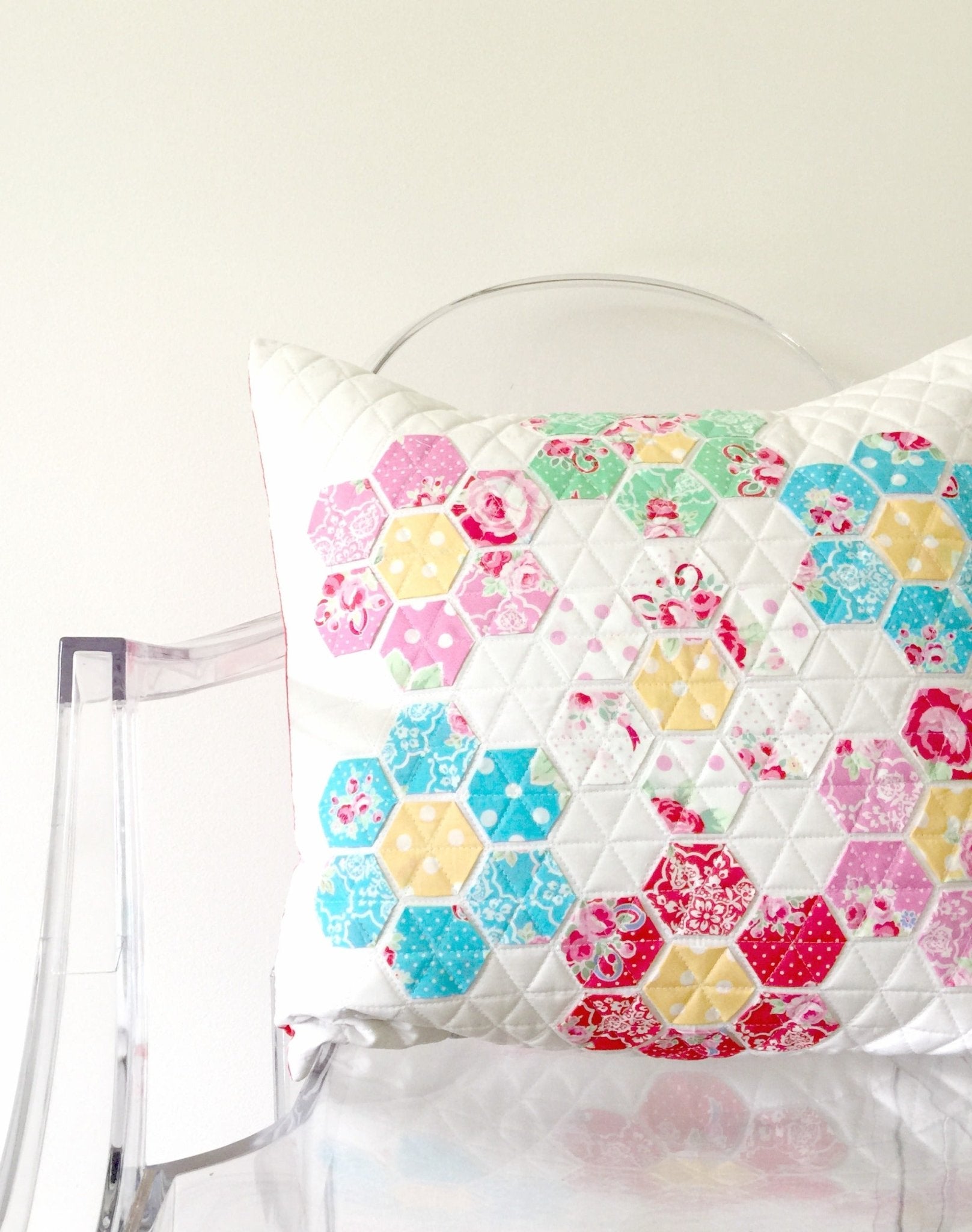 Hexie Pillow / Flower Sugar Version | modernhandcraft