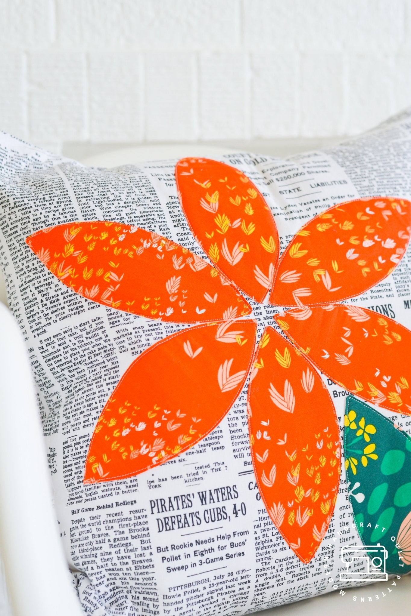Orange Peel Flower Pillows / Tutorial | modernhandcraft